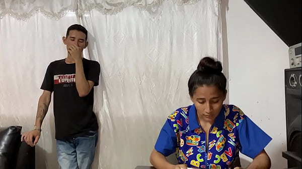 ese alumno tiene una gran polla que se la mamo y dejo que se corra en mi cara