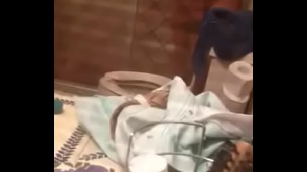 Mi prima ba&ntilde;andose