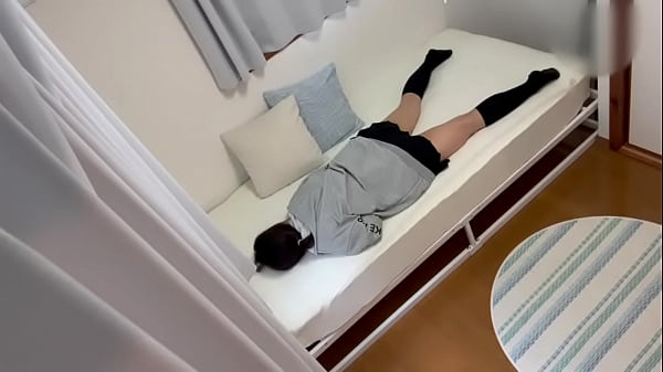 【◯撮】学校休んで1人で暇になったらオナニーして身体をピクピクさせる女子◯生。