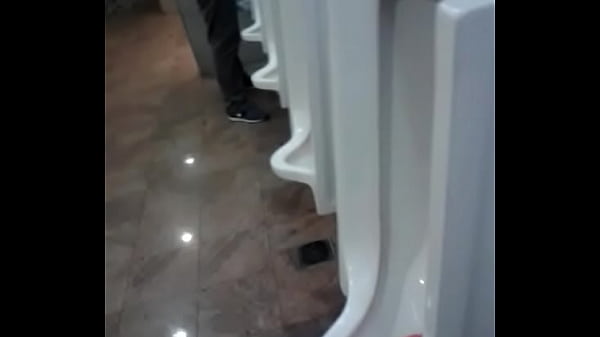 se&ntilde;or meando en el ba&ntilde;o del casino