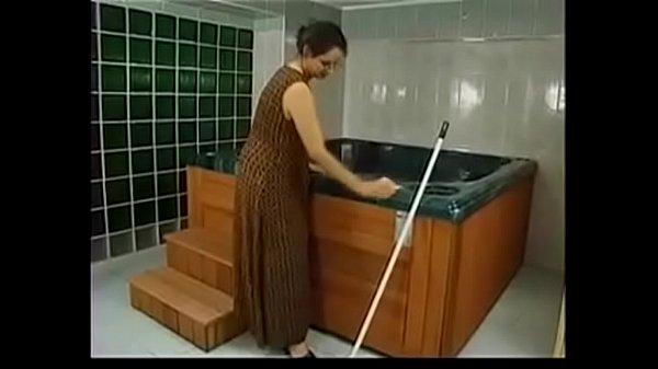 se folla a la mujer de la limpieza madurita