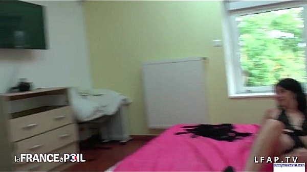 FFM 2 petites francaises rent lecher et partager 1 queue