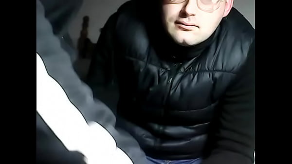 Llega del trabajo cachondo y papi lo relaja, 