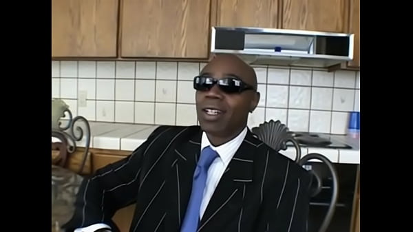 Negro da rola enorme tocando uma bronha