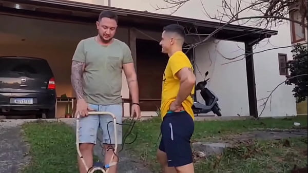 Dei pro amigo do meu marido enquanto ele estava no quintal cortando grama e conversando comigo!!