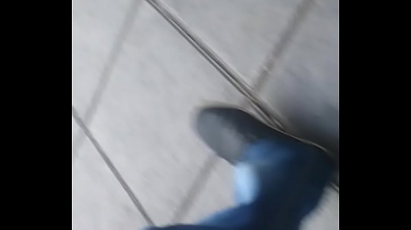 Flaca en rico hilo por la calle