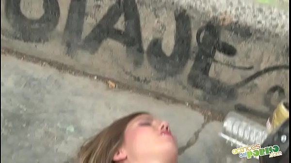 Patinadora guarrilla que busca un macho follador