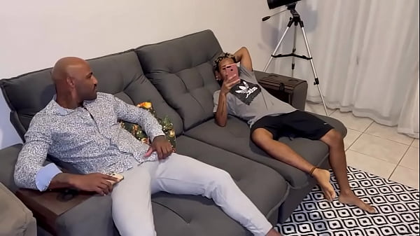 Foda grupal na noite de natal com o padrasto na pele