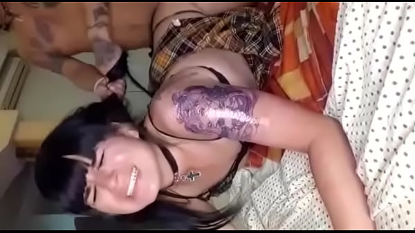 Le cambio al tatuador por su arte por mi culito