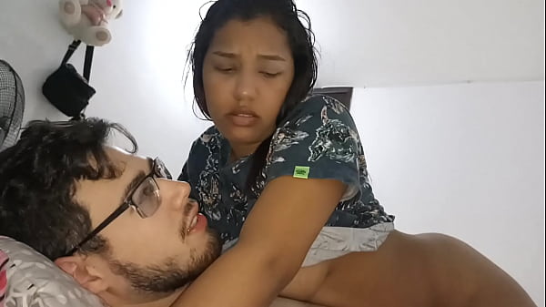 Sabes cu&aacute;ndo tu hermanast te mi con ojos diferentes cuando acepta que le toques las tetas colombiana en Estados Unidos