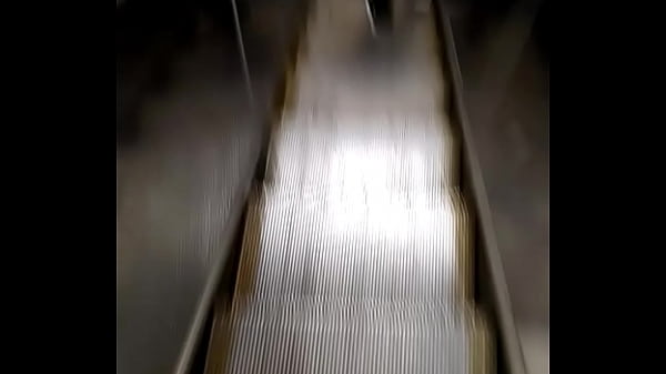 Chica nalgona en plaza de la tecnolog&iacute;a