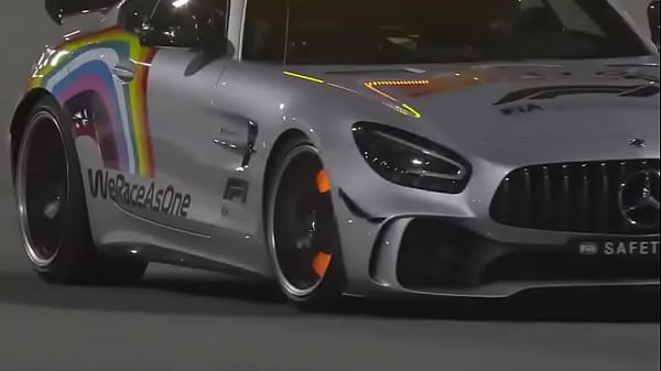 Menina germ&acirc;nica kikando de ladinho  