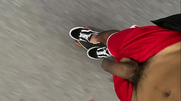 skatista dotado na rua 