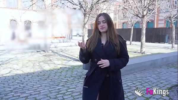 Marta Villalobos goes hunting for Madrid Rio. Are you Juanjo? I need to fuck!