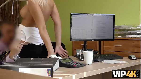 VIP4K. Die schlanke, s&uuml;&szlig;e Katy l&auml;sst sich von einem schlechten Kreditinspektor die Muschi bohren