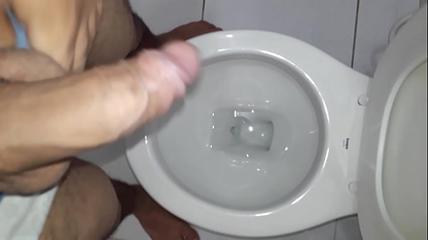 Mij&atilde;o do macho cacetudo no banheiro 