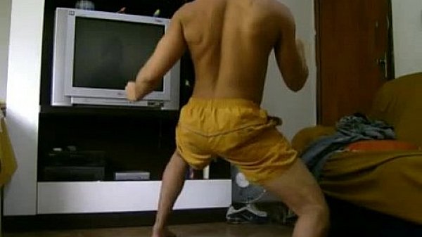 Homem hetero dan&ccedil;ando bem gostoso