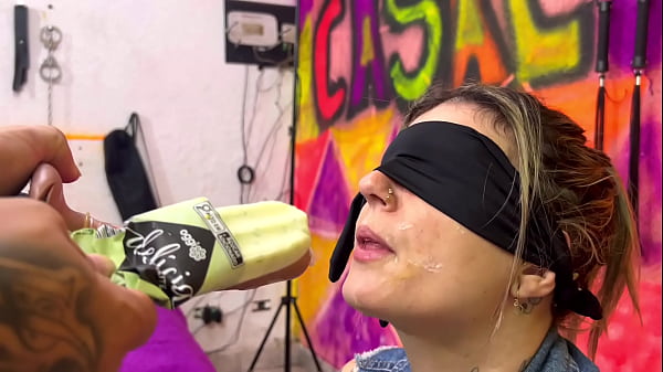 Meu melhor amigo da minha escola quis fazer essa brincadeira dos sabores fui enganada com ele colocando o pau dele na minha boca! Ele deixou minha boca toda melada de porra gelada !