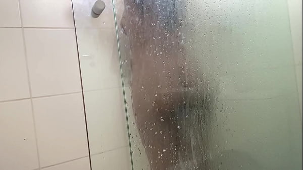 Eu ganhei uma gorjeta s&oacute; pra mim espiar tomar banho  