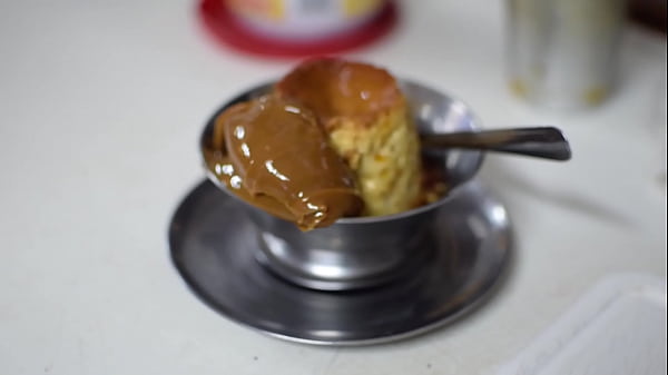 Se arma una fiesta de comida y todos se suman a la mesa del Comedor Balcarce para probar todo lo que est&aacute; disponible en el bodeg&oacute;n