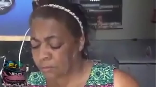 Zoio goza no rosto da m&atilde;e kkkkkkk