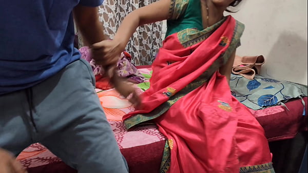 The maid took off her saree and got her pussy fucking by her owner Mumbai ashu