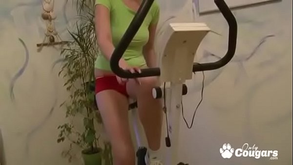 Fitness Babe Fucks Her Twat On Exersise Bike