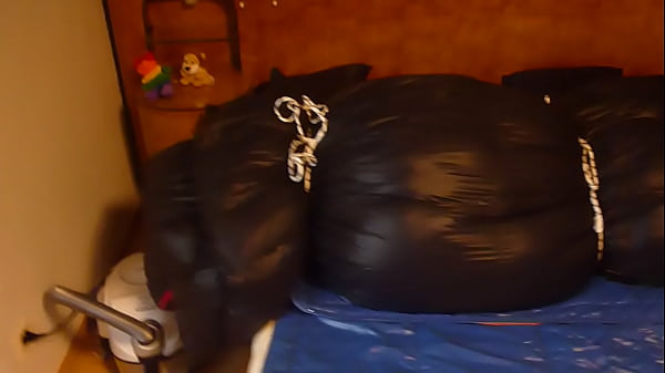 un ami li&eacute; et roul&eacute; dans deux couettes en nylon brillant et tout doux  