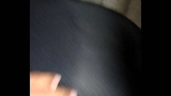 Nena ense&ntilde;ando su culo