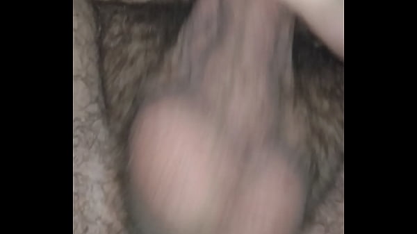 Pau peludo batendo uma