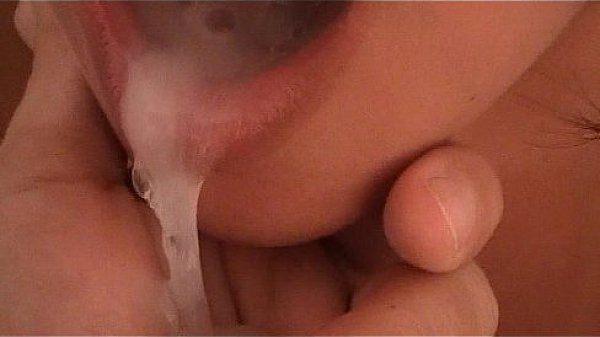 Renatinha enchendo a boca de porra quentinha.MOD