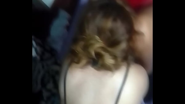 De perrito con mi novia mientras nuestra amiga goza por la noche