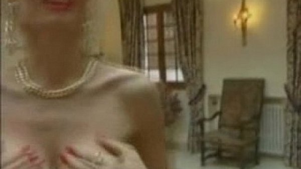 Loira peituda fazendo um boquete duplo