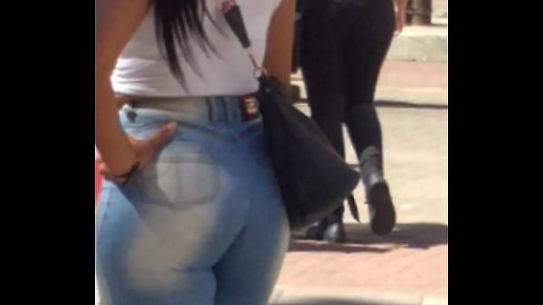 Rabuda morena de cal&ccedil;as jeans 