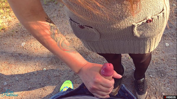 Demi-fr&egrave;re et demi-soeur s'entraident pour jouir sur des collants 