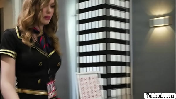 TS flight attendant Crystal Thayer hold by the airport security because she have a metal dildos on her bag