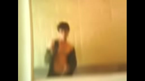 masturbandome frente al espejo en un ba&ntilde;o publico