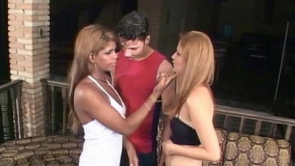 Ebony TS deep screwed girl in threesome