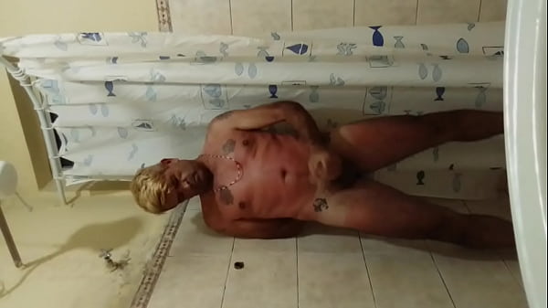 Masturbando no chuveiro com vontade de gozar 