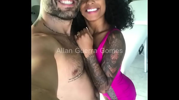 Ariella Ferraz e Allan Guerra Gomes brincam na cobertura de um pr&eacute;dio no intervalo de uma grava&ccedil;&atilde;o Porno