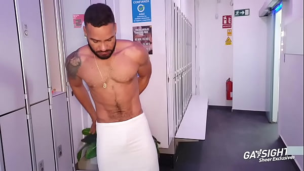 Trailer | Un h&eacute;t&eacute;ro curieux baise au jus le patron d'un sauna &agrave; Sitges