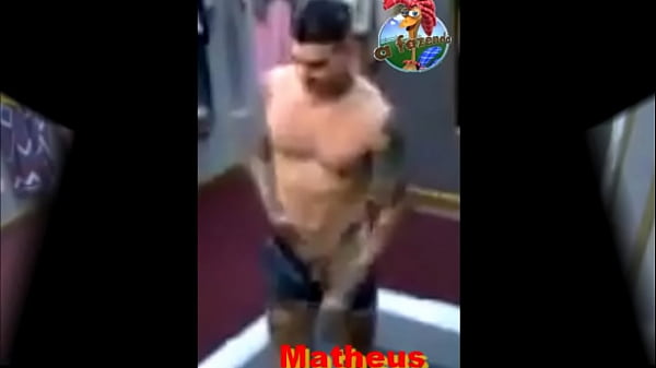 Matheus Verdelho, pelado, tomando banho  