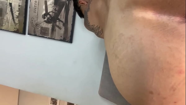 macho musculoso me introduce su enorme verga sin condon en la primera cita!!