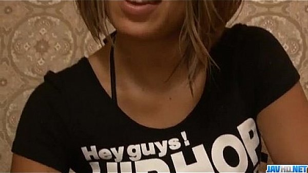 Aiki Kurosawa plays with two dongs in sexy threesome