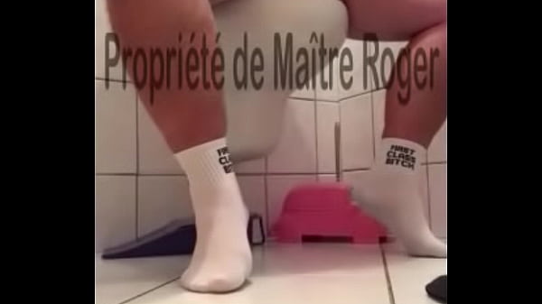 ESCLAVE LOPETTE SUR LES WC POUR HUMILIATION  