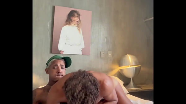 Rafae Silva fazendo o passivo gozar com a rolona enfiada no cu. Parte I 