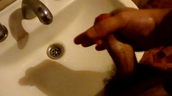 Argentino muy caliente haciendose una paja hasta acabar 