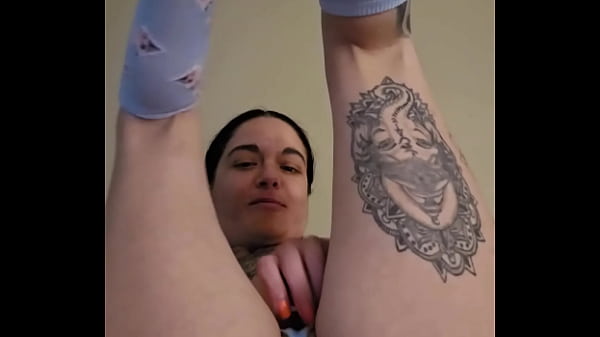 Emy Angel aime se toucher la petite chatte  