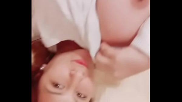 Gigi se mete los dedos