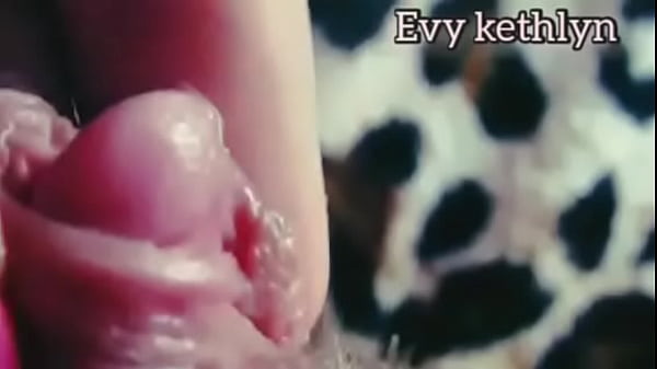 Adoro me mastubar e mexer no grelo